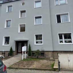 Zentrale Erdgeschosswohnung mit eigenem Garten und Garage – selten in der Lage.